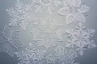 Işık arka plan üzerinde güzel kağıt kar taneleri