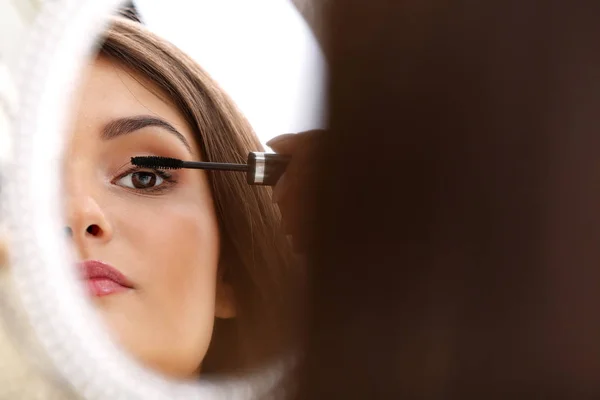 Chica aplicando cosméticos — Foto de Stock