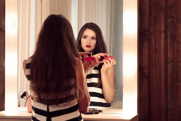 Girl applying cosmetics — Stock Photo, Image