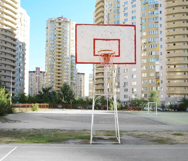 Halaman sekolah dengan lapangan basket — Stok Foto