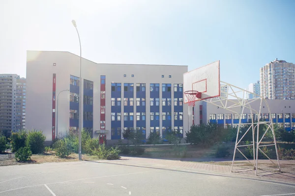 Школьный двор с баскетбольной площадкой — стоковое фото
