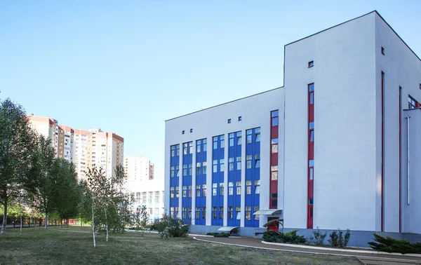 Edificio escolar moderno — Foto de Stock