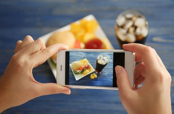 Smakrika burgare med snacks — Stockfoto