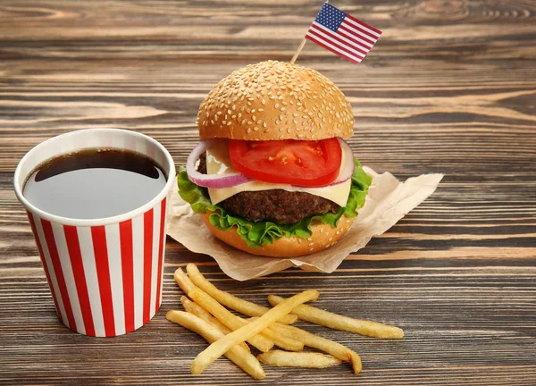 Leckerer Burger mit Cola — Stockfoto