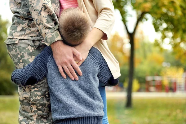 Soldado reunido com sua família — Fotografia de Stock