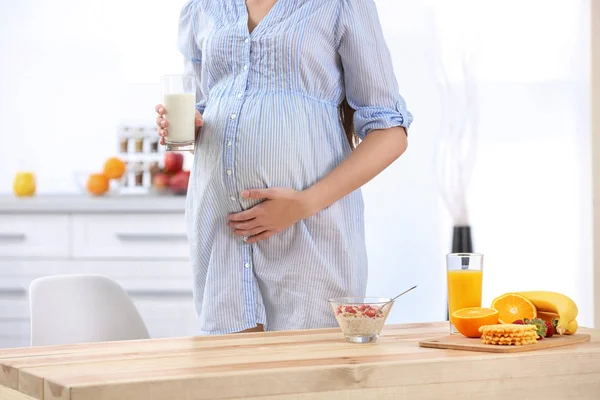 Wanita hamil muda — Stok Foto