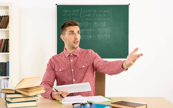 Männlicher Lehrer im Unterricht — Stockfoto