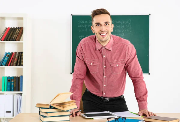 Männlicher Lehrer im Unterricht — Stockfoto