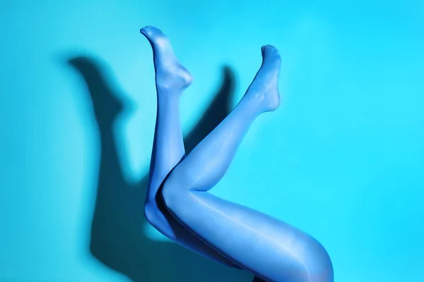 Kvinna ben i färg trikåer — Stockfoto