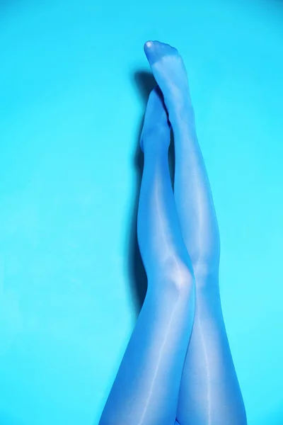 Frau Beine in farbigen Strumpfhosen — Stockfoto