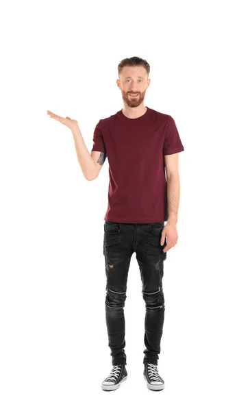 Mann in weinrotem T-Shirt — Stockfoto