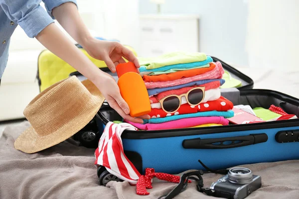 Hands packing traveler case — Stock Photo, Image
