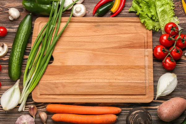 Cutting board and vegetables — Stock Photo, Image