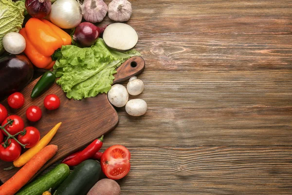 Tabla de cortar y verduras — Foto de Stock