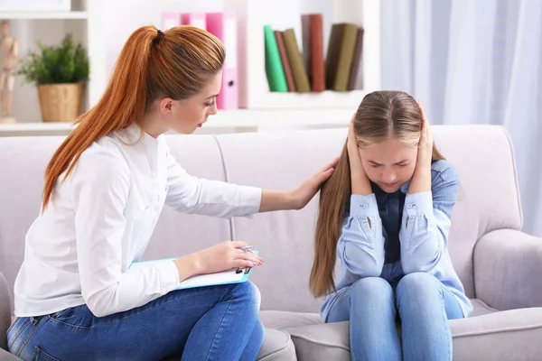 Psychothérapeute parler avec jeune fille — Photo