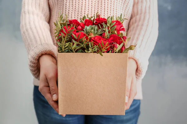 Frau mit schönen Rosen — Stockfoto