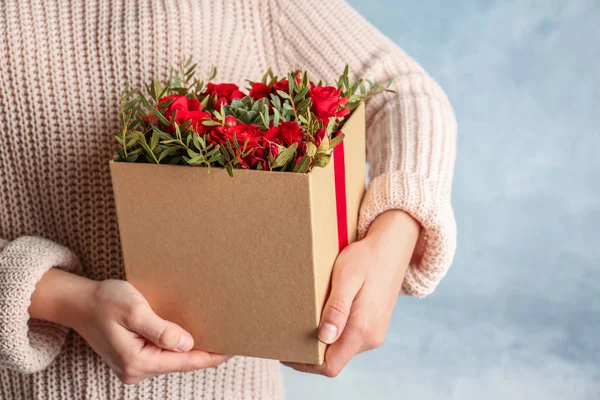 Woman holding beautiful roses — Stock Photo, Image