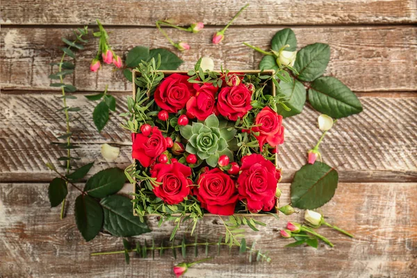 Schöne Rosen in Geschenkbox — Stockfoto