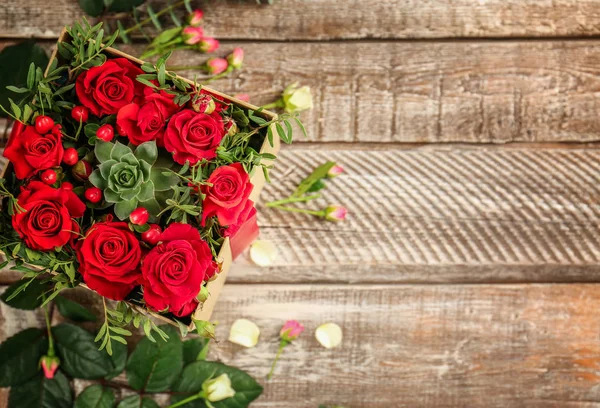 Belas rosas em caixa de presente — Fotografia de Stock