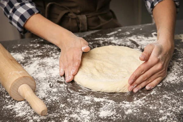 Woman making dough — Stock Photo, Image