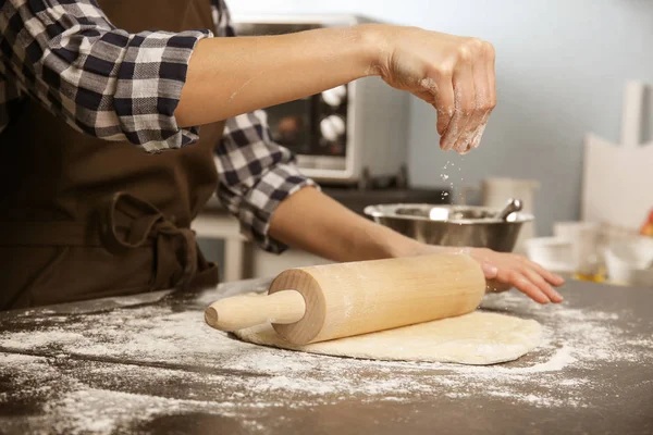 Jonge vrouw deeg uitrollen — Stockfoto