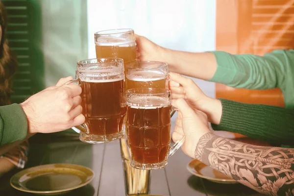 Люди з пивом святкують — стокове фото