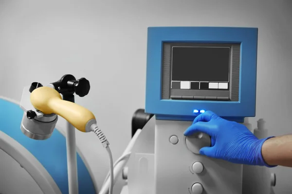Médico ajustando máquina de ultra-som — Fotografia de Stock