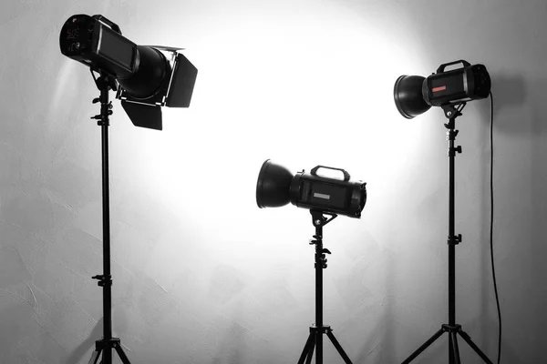 Equipamento de iluminação no estúdio de fotografia — Fotografia de Stock