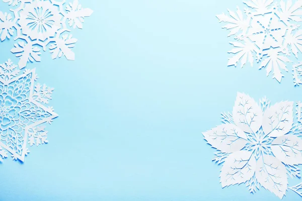 Renk arka plan üzerinde güzel kağıt kar taneleri — Stok fotoğraf