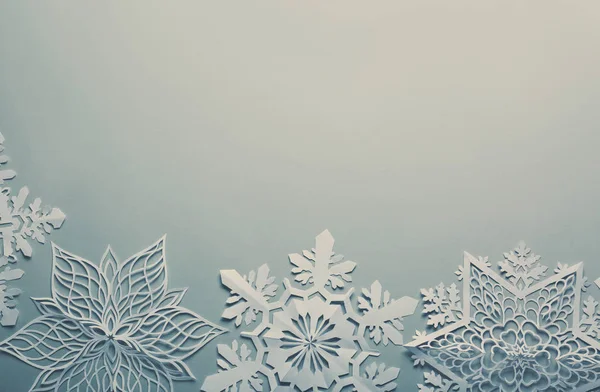 Papel bonito flocos de neve no fundo claro — Fotografia de Stock