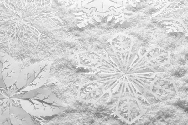 Красивые бумажные снежинки на снегу — стоковое фото