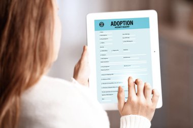 Babalık testi formu dolduran kadın