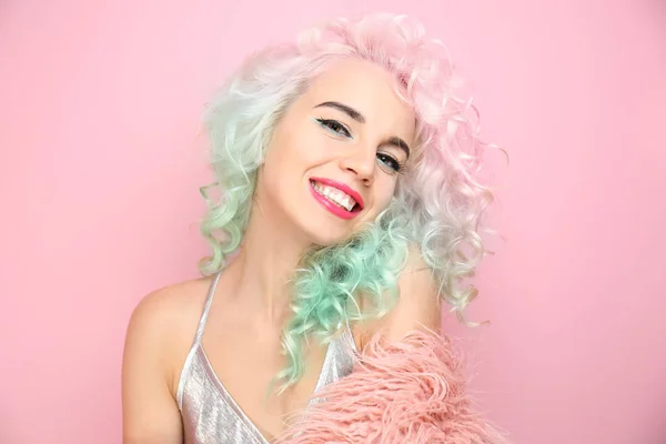 Mulher com cabelo tingido colorido — Fotografia de Stock