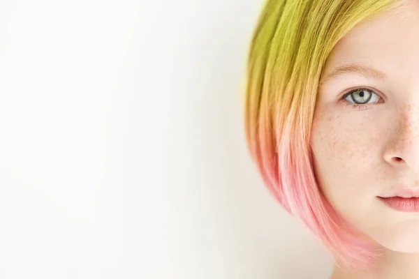 . chica con el pelo teñido de colores — Foto de Stock