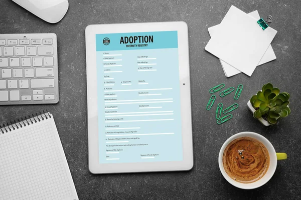Conceito de adopção. Formulário de paternidade na tela do tablet — Fotografia de Stock