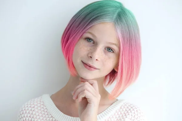 . chica con el pelo teñido de colores — Foto de Stock