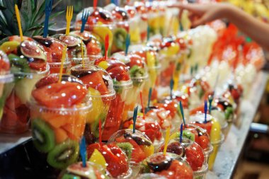 Plastik bardak taze meyve karışımı