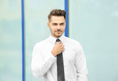 yakışıklı bir adam açık havada