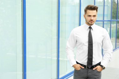 yakışıklı bir adam açık havada