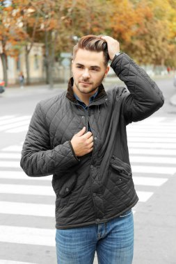 yakışıklı erkek ceket