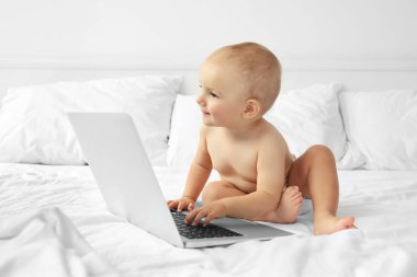 şirin bebek çocuk dizüstü bilgisayar ile