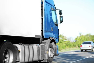 Asfalt yolda büyük kamyon