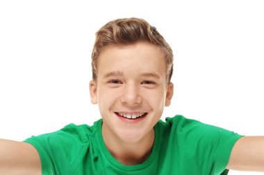 Neşeli genç alarak selfie