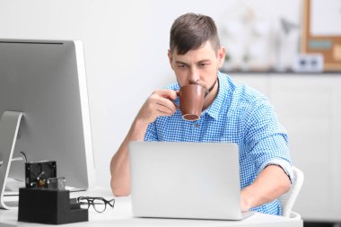 Yakışıklı genç programcı  