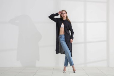 Genç abartılı modeli