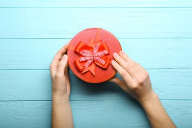 Hediye kutusunu tutan eller