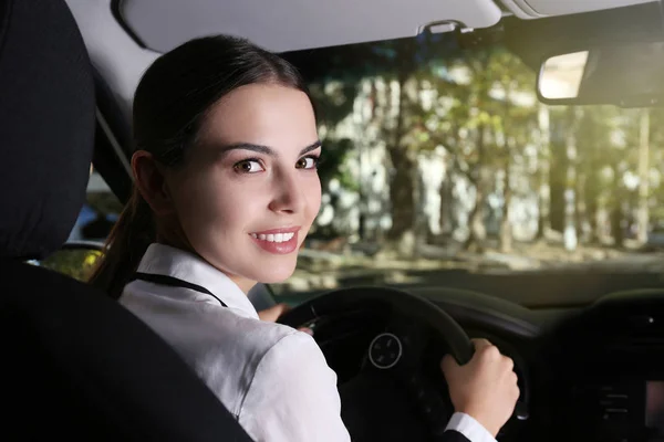 운전 하는 아름 다운 여자 — 스톡 사진