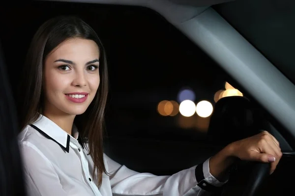 Menina bonita condução — Fotografia de Stock