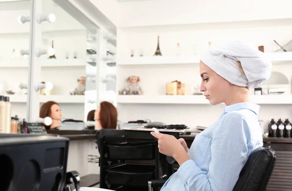 Jonge vrouw met handdoek — Stockfoto