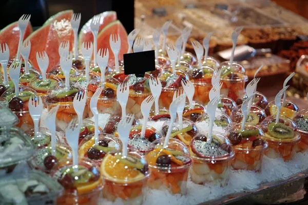 Mezcla de frutas frescas en vasos de plástico — Foto de Stock